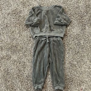 Quincy Mae 18-24 months matching pants and sweatshirt set